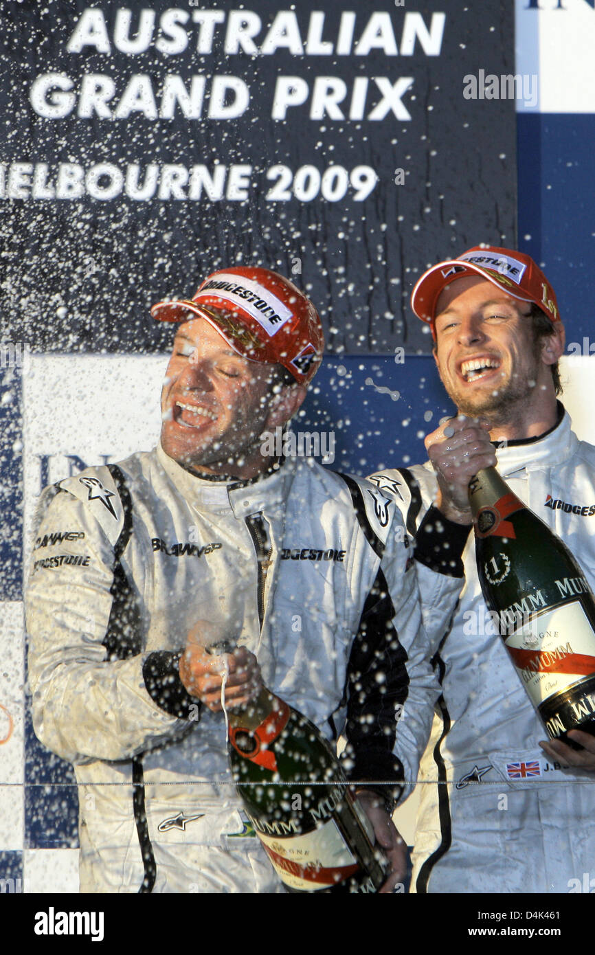 Britische Formel1-Fahrer Jenson Button (R) von Brawn GP und seinem brasilianischen Teamkollegen Rubens Barrichello (L) auf dem Podium am Ende des Australian Formula One Grand Prix im Albert Park Circuit in Melbourne, 29. März 2009 zu feiern. Schaltfläche fertig zuerst gefolgt von brasilianischen Teamkollegen Barrichello im zweiten und italienischer Formel-1-Pilot Trulli Toyota Dritter. Foto: Rol Stockfoto