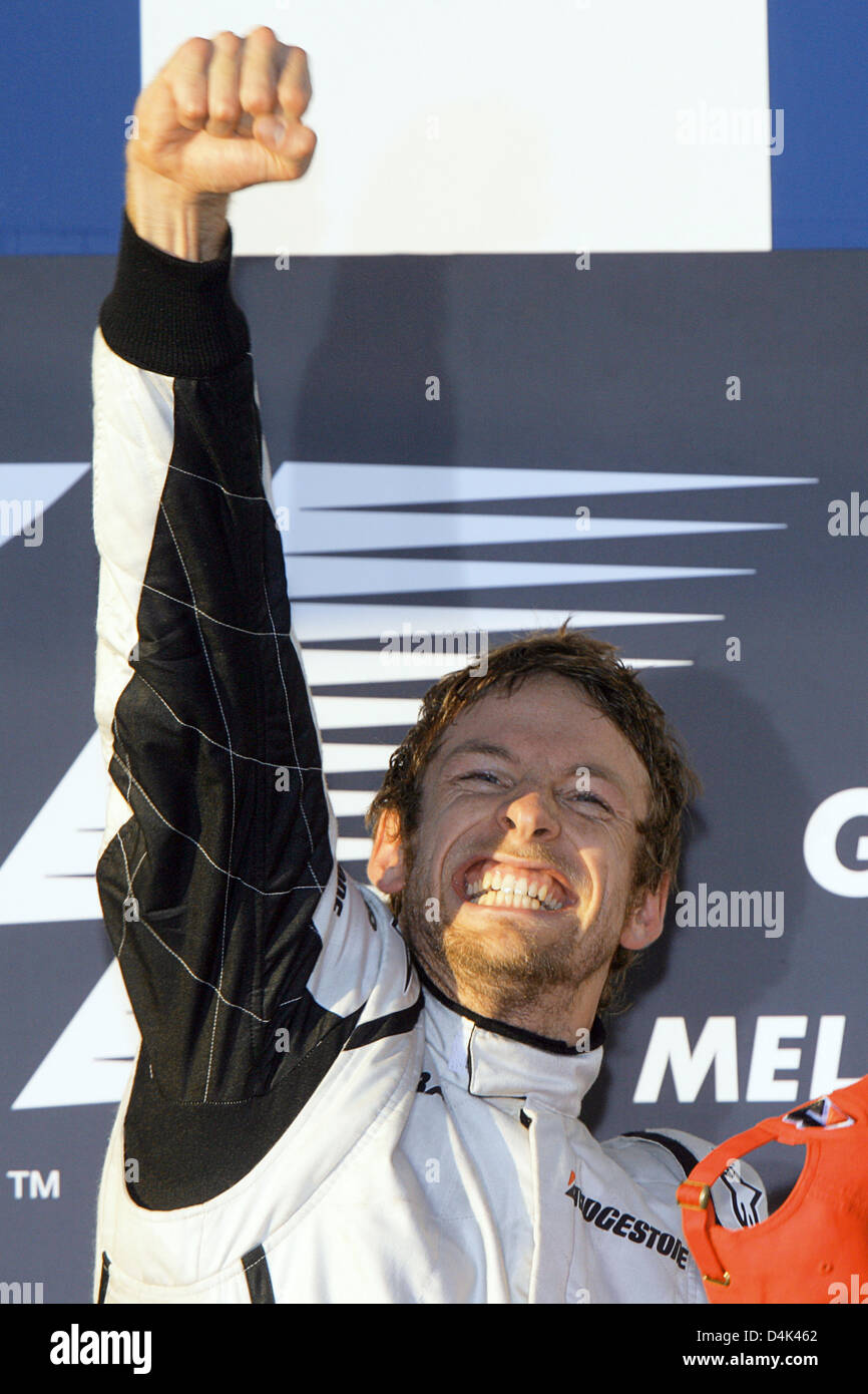 Britische Formel1-Fahrer Jenson Button Brawn GP feiert auf dem Podium nach dem Gewinn der Australian Formula One Grand Prix im Albert Park Circuit in Melbourne, 29. März 2009. Schaltfläche fertig zuerst gefolgt von brasilianischen Teamkollegen Barrichello im zweiten und italienischer Formel-1-Pilot Trulli Toyota Dritter. Foto: Roland Weihrauch Stockfoto