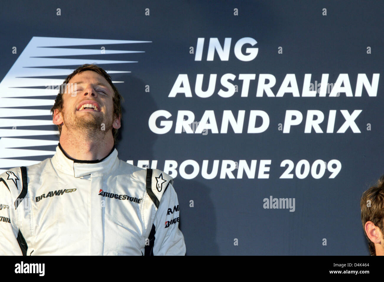 Britische Formel1-Fahrer Jenson Button Brawn GP feiert auf dem Podium nach dem Gewinn der Australian Formula One Grand Prix im Albert Park Circuit in Melbourne, 29. März 2009. Schaltfläche fertig zuerst gefolgt von brasilianischen Teamkollegen Barrichello im zweiten und italienischer Formel-1-Pilot Trulli Toyota Dritter. Foto: Roland Weihrauch Stockfoto