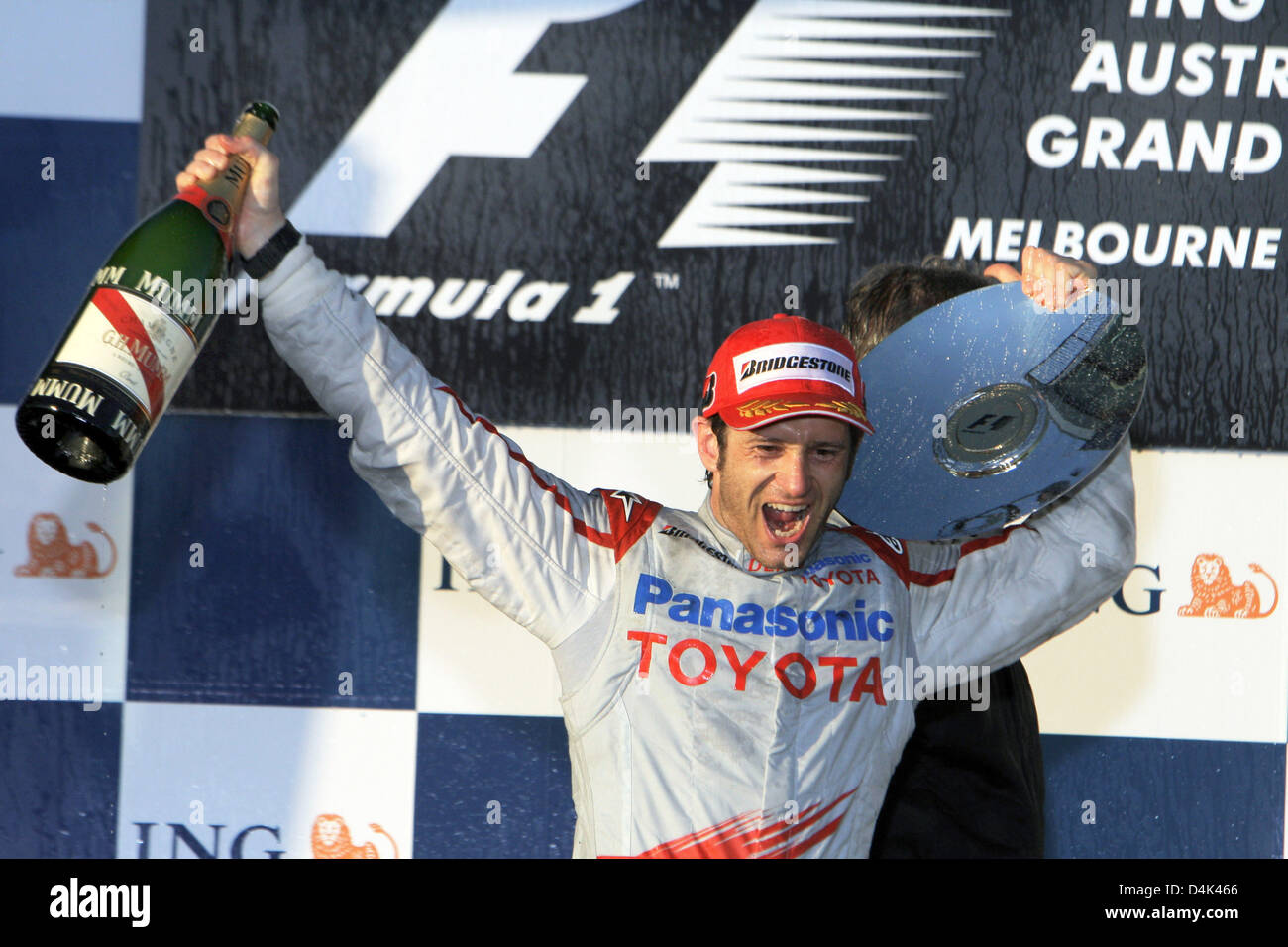 Italienische Formel1-Fahrer Jarno Trulli von Toyota feiert auf dem Podium nach dem dritten Platz in der australischen Formel Eins Grand Prix im Albert Park Circuit in Melbourne, 29. März 2009. Schaltfläche fertig zuerst gefolgt von brasilianischen Teamkollegen Barrichello im zweiten und italienischer Formel-1-Pilot Trulli Toyota Dritter. Foto: Roland Weihrauch Stockfoto