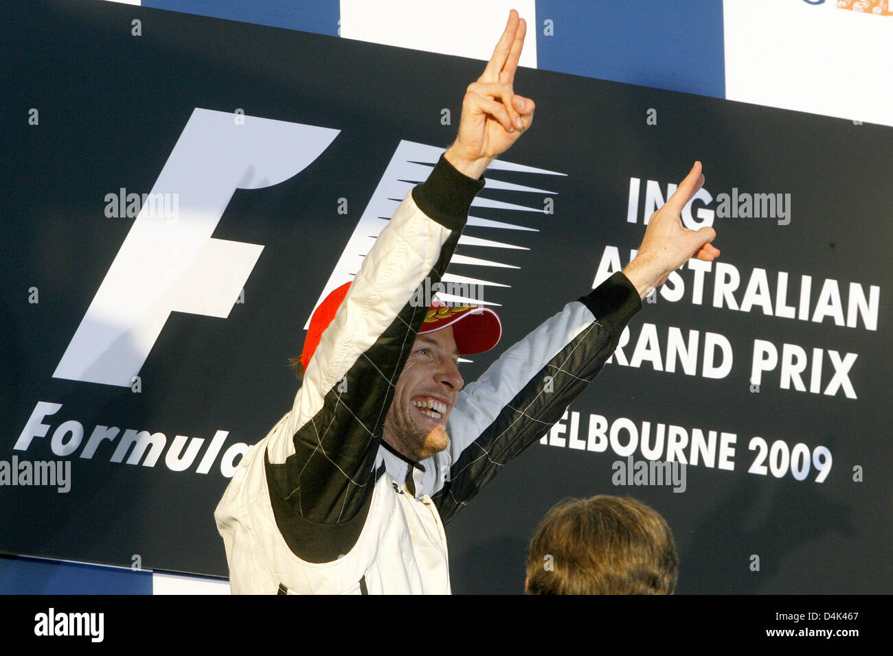 Britische Formel1-Fahrer Jenson Button Brawn GP feiert auf dem Podium nach dem Gewinn der Australian Formula One Grand Prix im Albert Park Circuit in Melbourne, 29. März 2009. Schaltfläche fertig zuerst gefolgt von brasilianischen Teamkollegen Barrichello im zweiten und italienischer Formel-1-Pilot Trulli Toyota Dritter. Foto: Roland Weihrauch Stockfoto