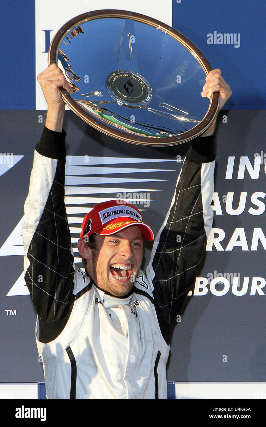 Britische Formel1-Fahrer Jenson Button Brawn GP feiert auf dem Podium nach dem Gewinn der Australian Formula One Grand Prix im Albert Park Circuit in Melbourne, 29. März 2009. Schaltfläche fertig zuerst gefolgt von brasilianischen Teamkollegen Barrichello im zweiten und italienischer Formel-1-Pilot Trulli Toyota Dritter. Foto: Jens Büttner Stockfoto