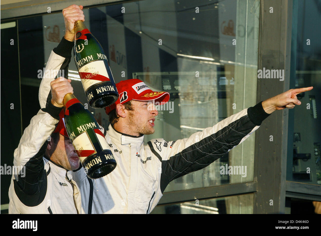 Britische Formel1-Fahrer Jenson Button (R) von Brawn GP und seinem brasilianischen Teamkollegen Rubens Barrichello (L) auf dem Podium am Ende des Australian Formula One Grand Prix im Albert Park Circuit in Melbourne, 29. März 2009 zu feiern. Schaltfläche fertig zuerst gefolgt von brasilianischen Teamkollegen Barrichello im zweiten und italienischer Formel-1-Pilot Trulli Toyota Dritter. Foto: Rol Stockfoto