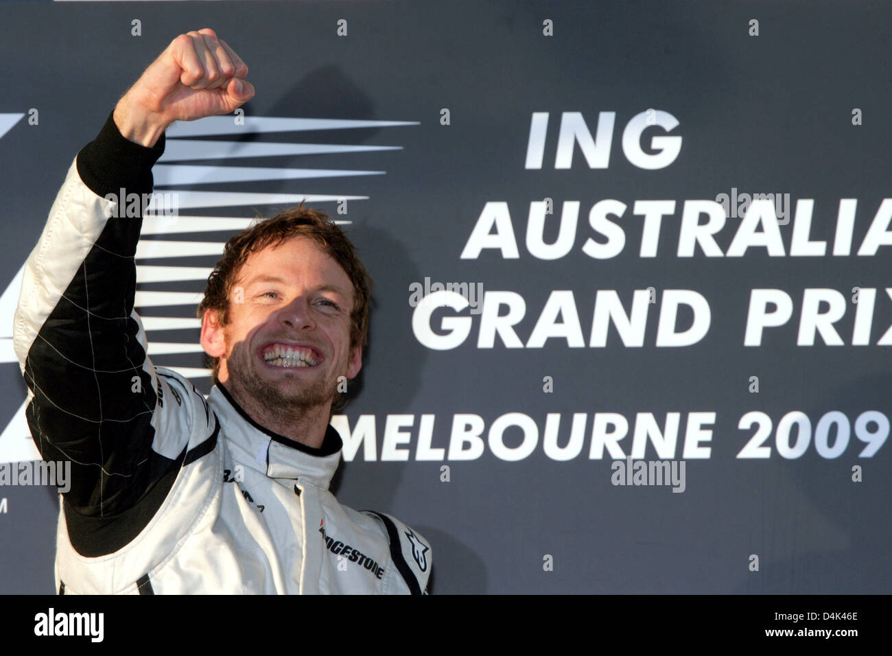 Britische Formel1-Fahrer Jenson Button Brawn GP feiert auf dem Podium nach dem Gewinn der Australian Formula One Grand Prix im Albert Park Circuit in Melbourne, 29. März 2009. Schaltfläche fertig zuerst gefolgt von brasilianischen Teamkollegen Barrichello im zweiten und italienischer Formel-1-Pilot Trulli Toyota Dritter. Foto: Jens Büttner Stockfoto