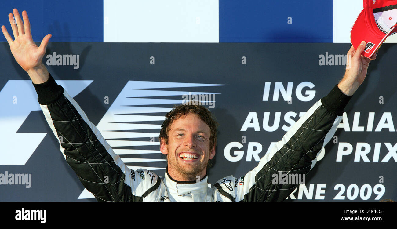 Britische Formel1-Fahrer Jenson Button Brawn GP feiert auf dem Podium nach dem Gewinn der Australian Formula One Grand Prix im Albert Park Circuit in Melbourne, 29. März 2009. Schaltfläche fertig zuerst gefolgt von brasilianischen Teamkollegen Barrichello im zweiten und italienischer Formel-1-Pilot Trulli Toyota Dritter. Foto: Jens Büttner Stockfoto