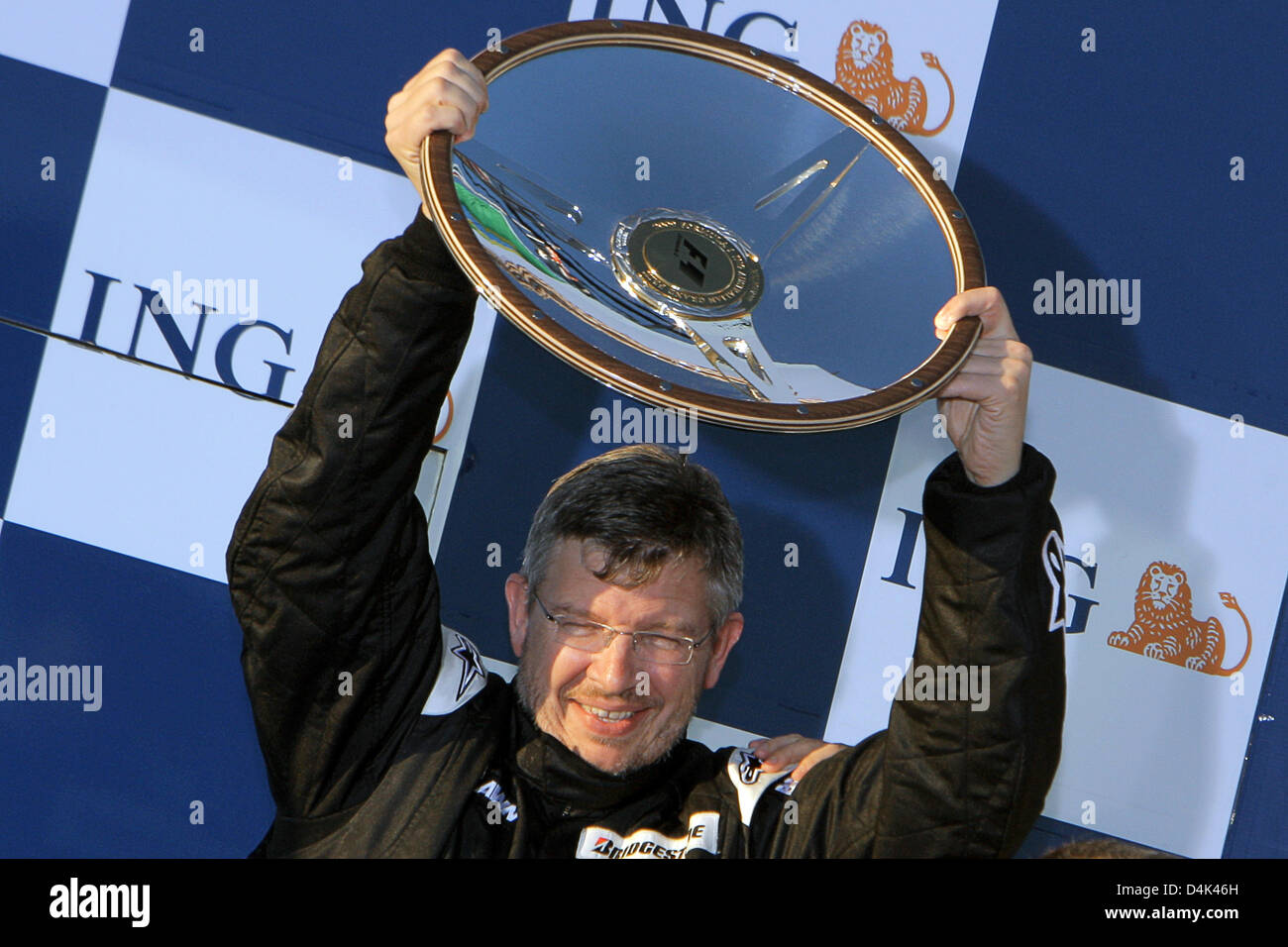 Brawn GP Besitzer Ross Brawn steht auf dem Podium, britischer Formel-1 Fahrer Taste halten? s Trophäe nach Button die Australian Formula One Grand Prix im Albert Park Circuit in Melbourne, 29. März 2009 gewann. Schaltfläche fertig zuerst gefolgt von brasilianischen Teamkollegen Barrichello im zweiten und italienischer Formel-1-Pilot Trulli Toyota Dritter. Foto: Jens Büttner Stockfoto