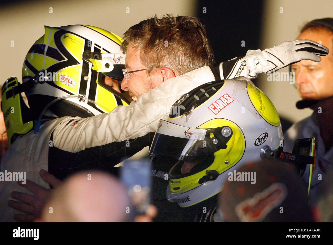 Britische Formel1-Fahrer Jenson Button (L) von Brawn GP und seinem brasilianischen Teamkollegen Rubens Barrichello (R) feiern nach dem Gewinn der ersten und zweiten Platz in der australischen Formel Eins Grand Prix im Albert Park Circuit in Melbourne, 29. März 2009 mit Brawn GP Eigentümer Ross Brawn (R) auf dem Podium. Schaltfläche "fertig" folgten zunächst von seinem brasilianischen Teamkollegen Barrichello und italienischen für Stockfoto