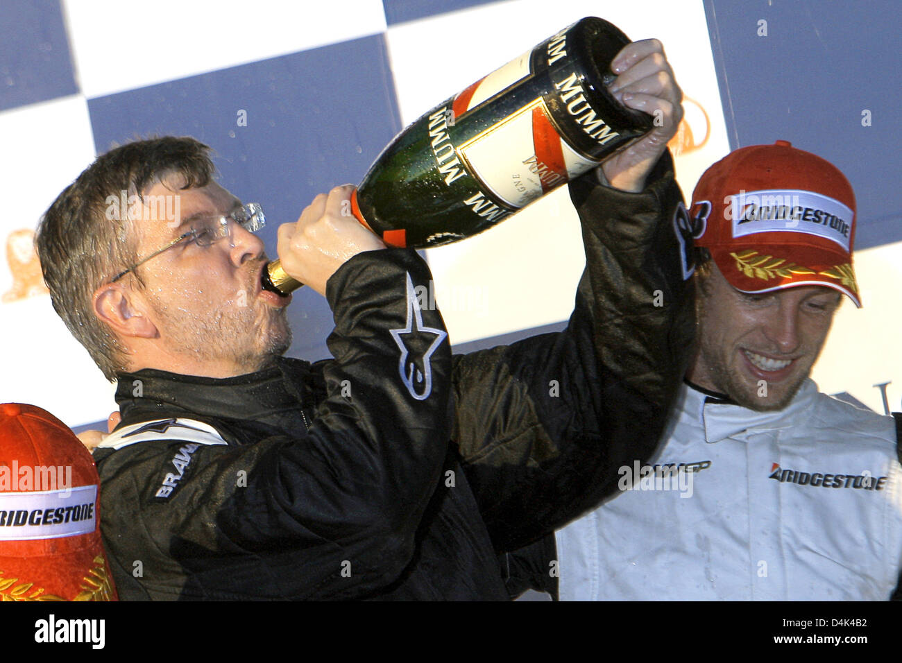 Ross Brawn (L), Besitzer von Brawn GP, trinkt Champagner auf dem Podium neben britischen Formel1-Fahrer Jenson Button (R) von Brawn GP nach Button die Australian Formula One Grand Prix im Albert Park Circuit in Melbourne, 29. März 2009 gewann. Schaltfläche fertig zuerst gefolgt von brasilianischen Teamkollegen Barrichello im zweiten und italienischer Formel-1-Pilot Trulli Toyota Dritter. Foto: Stockfoto