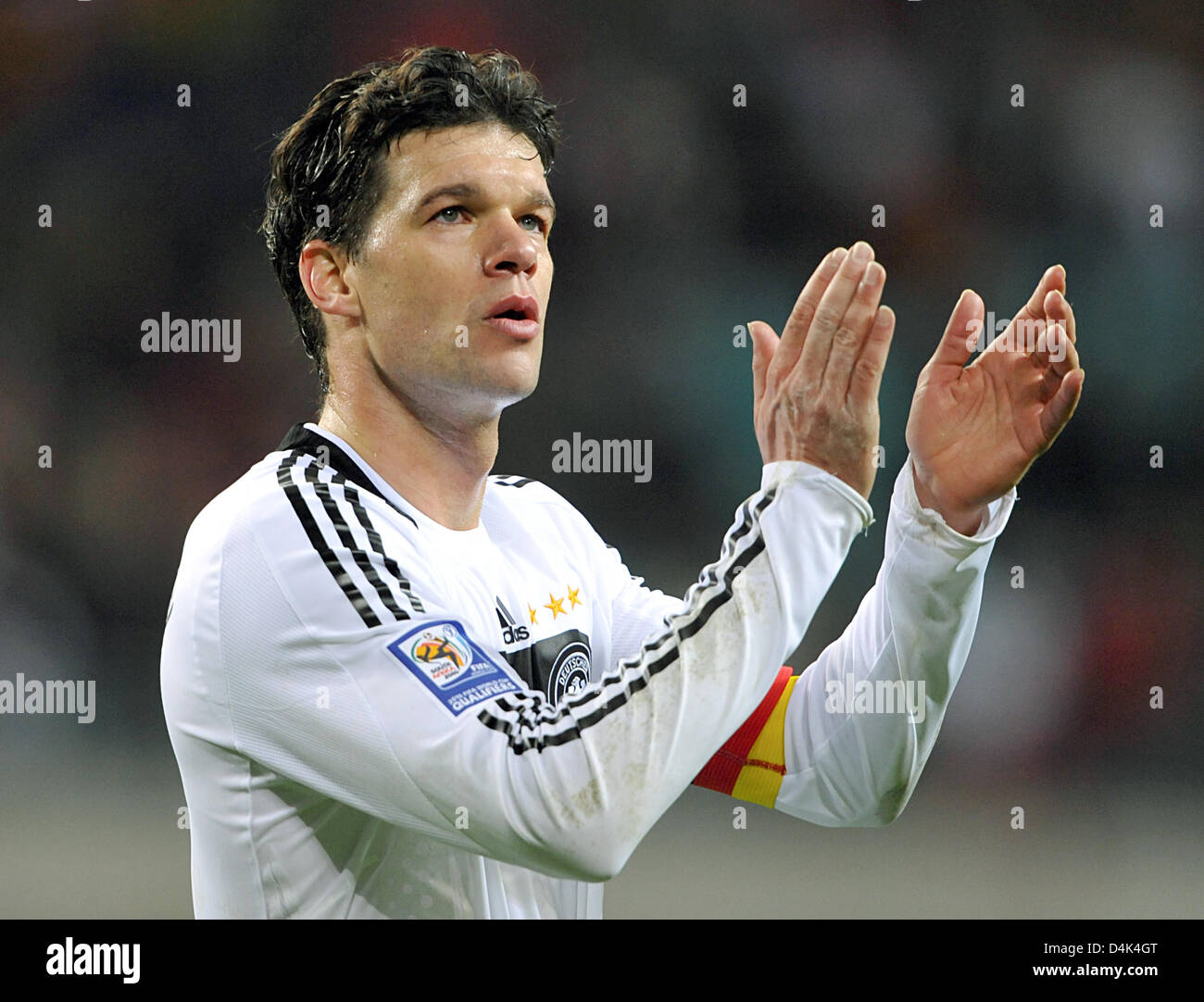 Deutschland? s Michael Ballack applaudiert, während der WM-Qualifikationsspiel der Gruppe 4 Deutschland Vs Liechtenstein an? Zentralstadion? in Leipzig, Deutschland, 28. März 2009. Deutschland gewann das Spiel mit 4: 0. Foto: Peter Kneffel Stockfoto