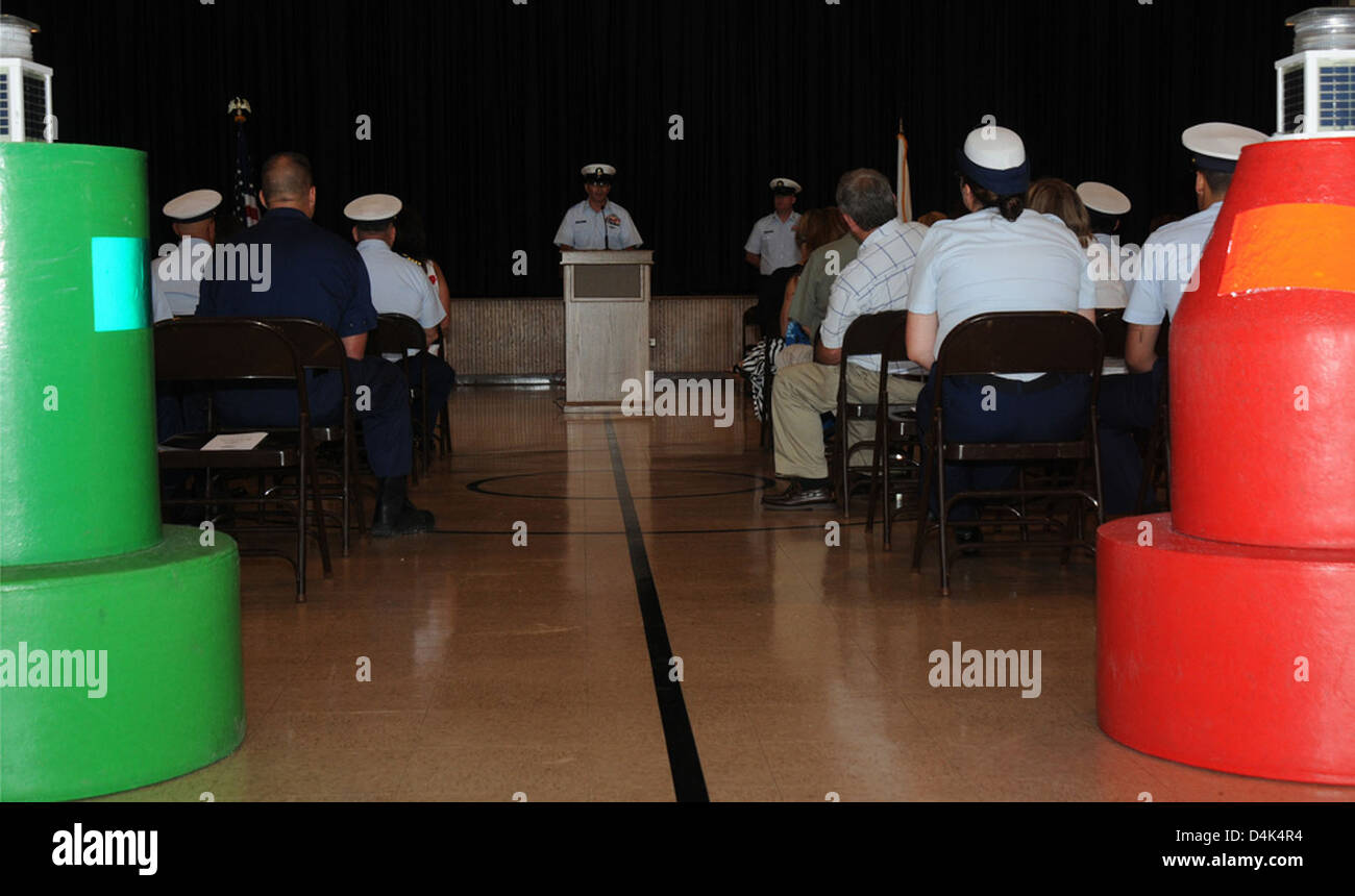 Das AIDS to Navigation Team (ANT) Dulac in Louisiana hielt eine Zeremonie für einen Kommandowechsel ab, der den Übergang der Führung innerhalb des 8. Küstenwache-Distrikts markierte. Stockfoto