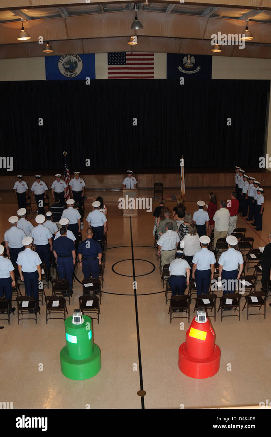 Das AIDS to Navigation Team (ANT) Dulac in Louisiana hält eine Zeremonie für einen Kommandowechsel ab. Die Veranstaltung unterstreicht das Engagement des Teams für die Sicherheit der Schifffahrt entlang des Golfs von Mexiko und der Küste Louisianas. Stockfoto