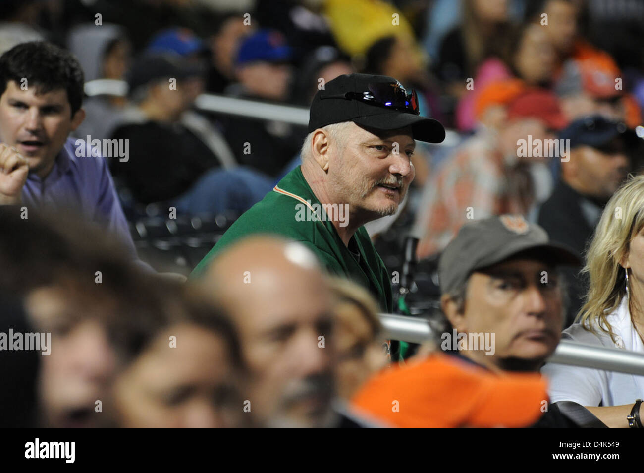 Die Coast Guard Color Guard trat beim St. Petersburg International Baseball-Spiel auf und repräsentierte den Gottesdienst in einer zeremoniellen Rolle bei der Veranstaltung. Die Veranstaltung unterstrich die Präsenz und das Engagement der Küstenwache während der internationalen Veranstaltung. Stockfoto