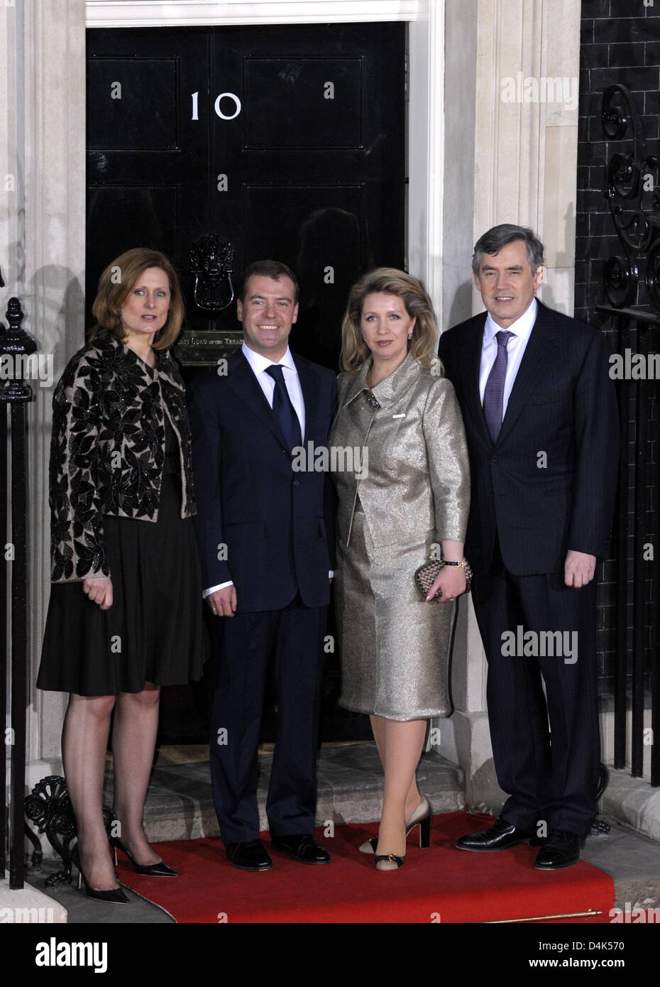 Der britische Premierminister Gordon Brown (R) und seine Frau Sarah (L) willkommen russischen Präsidenten Dmitry Medvedev (2 L) und seine Frau Svetlana (2-R) in der Downing Street vor der G20-Staats-und Regierungschefs? Summit on Financial Markets and the World Economy in London, Vereinigtes Königreich, 1. April 2009. Foto: Tim Brakemeier Stockfoto