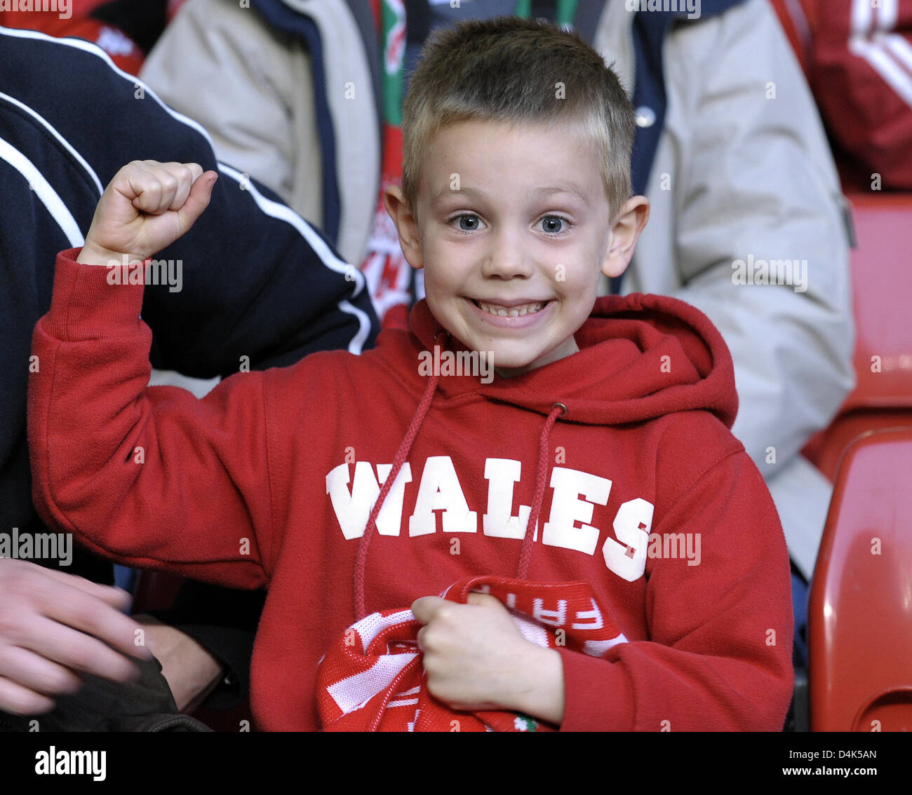 Ein junger walisischer Fan abgebildet vor dem WM-Qualifikationsspiel Wales gegen Deutschland im Millennium Stadium in Cardiff, Vereinigtes Königreich, 1. April 2009. Deutschland besiegte Wales 2-0. Foto: Achim Scheidemann Stockfoto