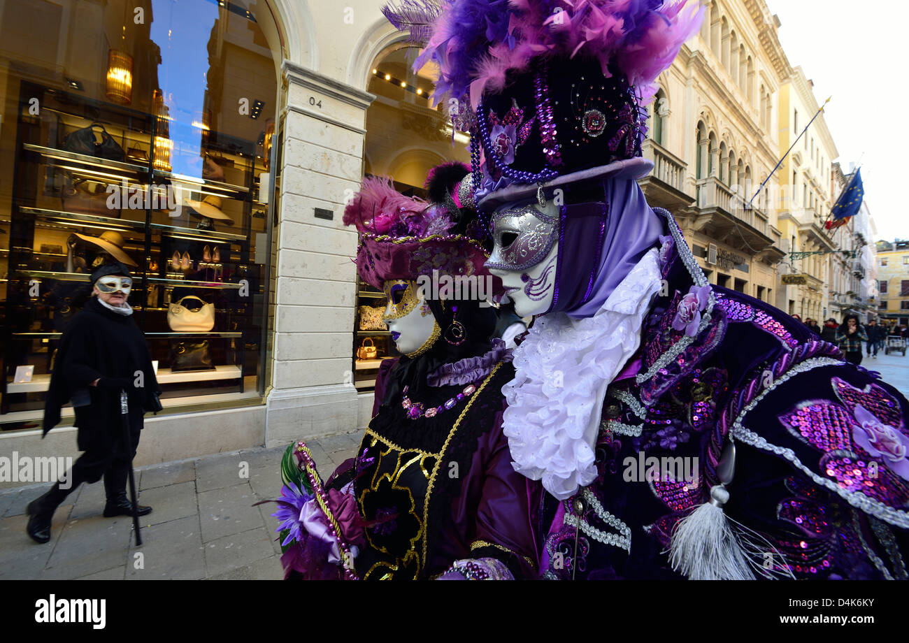 Zwei Masken starren auf andern während 2013 Karneval in Venedig; Veneto, Italien. Stockfoto