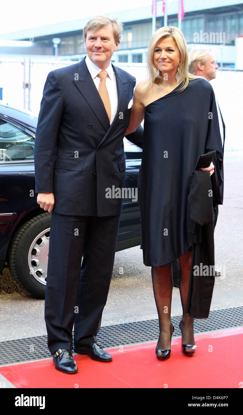 Kronprinz Willem-Alexander der Niederlande (L) und Prinzessin Maxima der Niederlande zu besuchen die Premiere der Mapenzi Tamu (beleuchtet:? süße Liebe? auf Suaheli) in der Rai-Theater in Amsterdam, die Niederlande, 4. April 2009. Die Show ist eine Initiative der fliegenden Ärzte von der African Medical and Research Foundation (AMREF) und wird von ehemaligen Strassenkindern von Ken durchgeführt werden Stockfoto