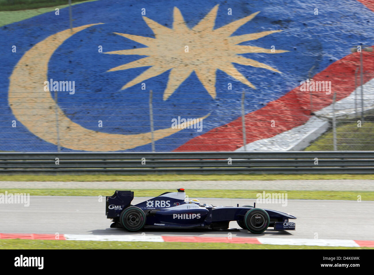 Deutsche Formel1-Fahrer Nico Rosberg von Williams F1 führt die Packung beim Grand Prix von Malaysia in Sepang Circuit außerhalb Kuala Lumpur, Malaysia, 5. April 2009. Das Rennen war nach 31 Runden wegen Starkregen rot gekennzeichnet. Foto: JENS Büttner Stockfoto