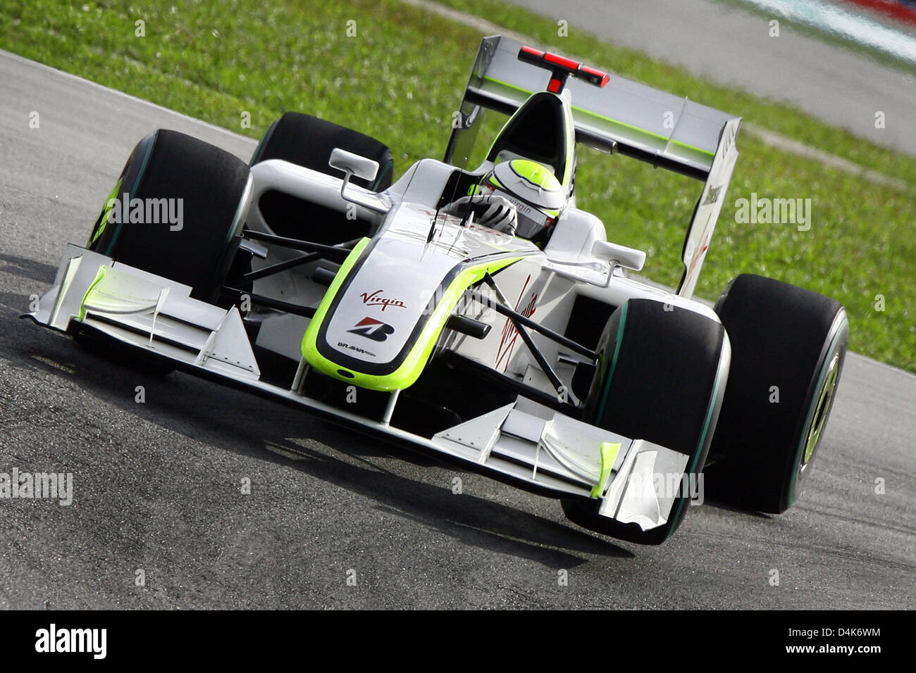 Britische Formel1-Fahrer Jenson Button Brawn GP tritt eine Wendung in der Grand Prix von Malaysia in Sepang Circuit außerhalb Kuala Lumpur, Malaysia, 5. April 2009. Das Rennen war nach 31 Runden wegen Starkregen rot gekennzeichnet. Foto: JENS Büttner Stockfoto