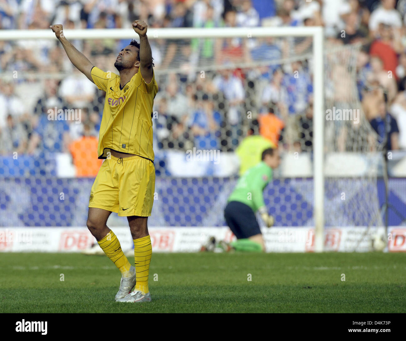 Dortmund? s Patrick Owomoyela (L) als Berlin jubilates? s Keeper Jaroslav Drobny kniet auf dem Spielfeld während der Fußball-Bundesliga Hertha Berlin Vs Borussia Dortmund auf passen? Olympiastadion? in Berlin, Deutschland, 4. April 2009. Dortmund gewann das Spiel mit 3: 1. Foto: Soeren Stache Stockfoto