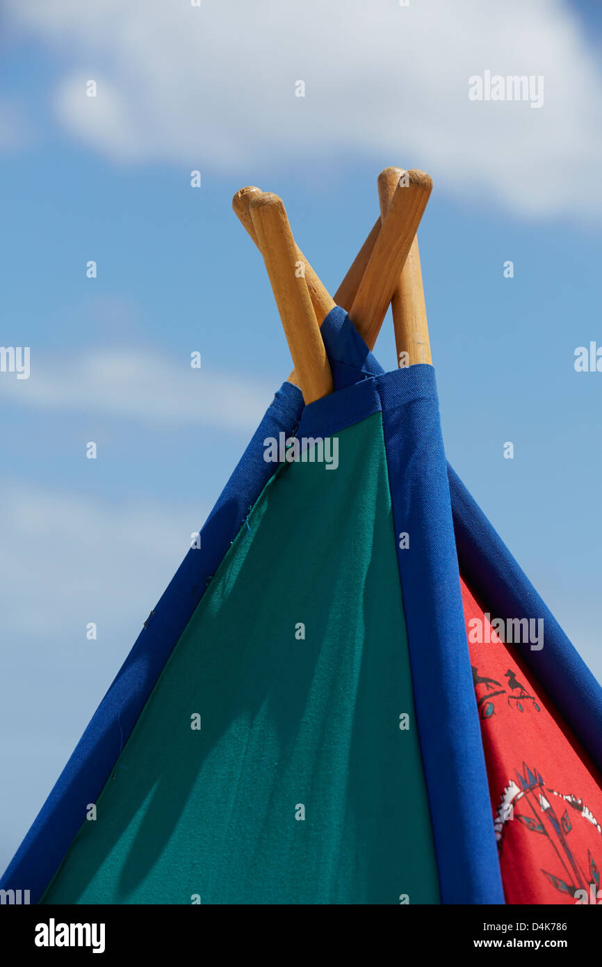 Oben auf einem Multi-farbigen Tipi vor blauem Himmel Stockfoto