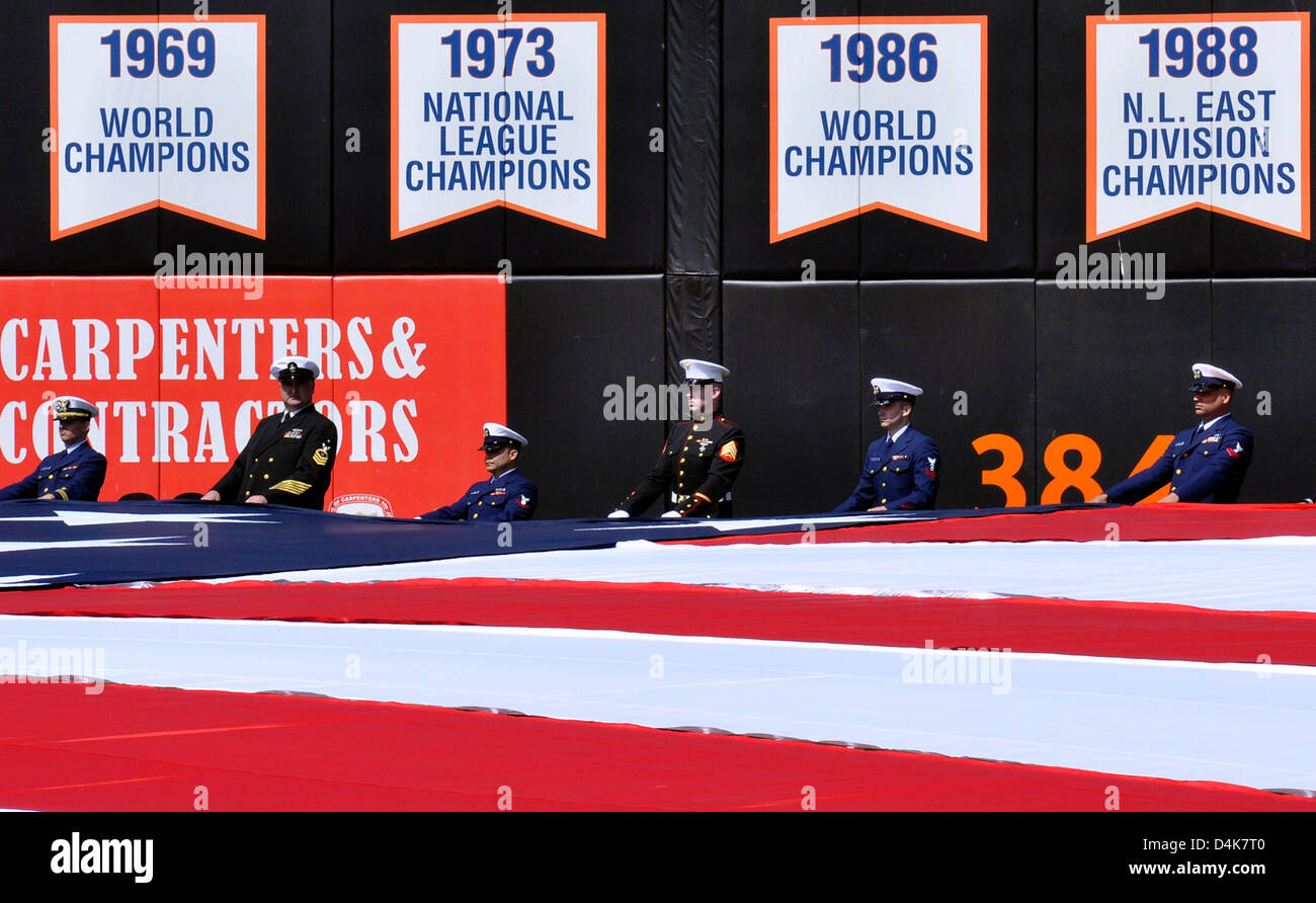 Mitglieder der US Coast Guard Sector New York nahmen zusammen mit der Armee, der Navy, der Marine und der Air Force an einer Zeremonie der amerikanischen Flagge bei einem New York Mets Baseballspiel Teil. Die Ausstellung symbolisierte die militärische Einheit und den Stolz auf die Streitkräfte der Nation. Stockfoto