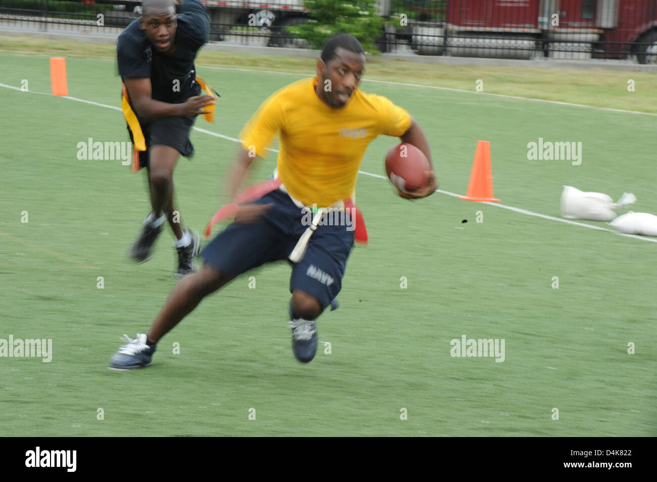 Coast Guard Cutter Campbell ist Gastgeber eines Fußballspiels im Flushing Meadows Park in Queens, New York. Diese Veranstaltung fördert Teambildung und Kameradschaft zwischen Mitarbeitern der Küstenwache und anderen Mitgliedern des Dienstes. Stockfoto