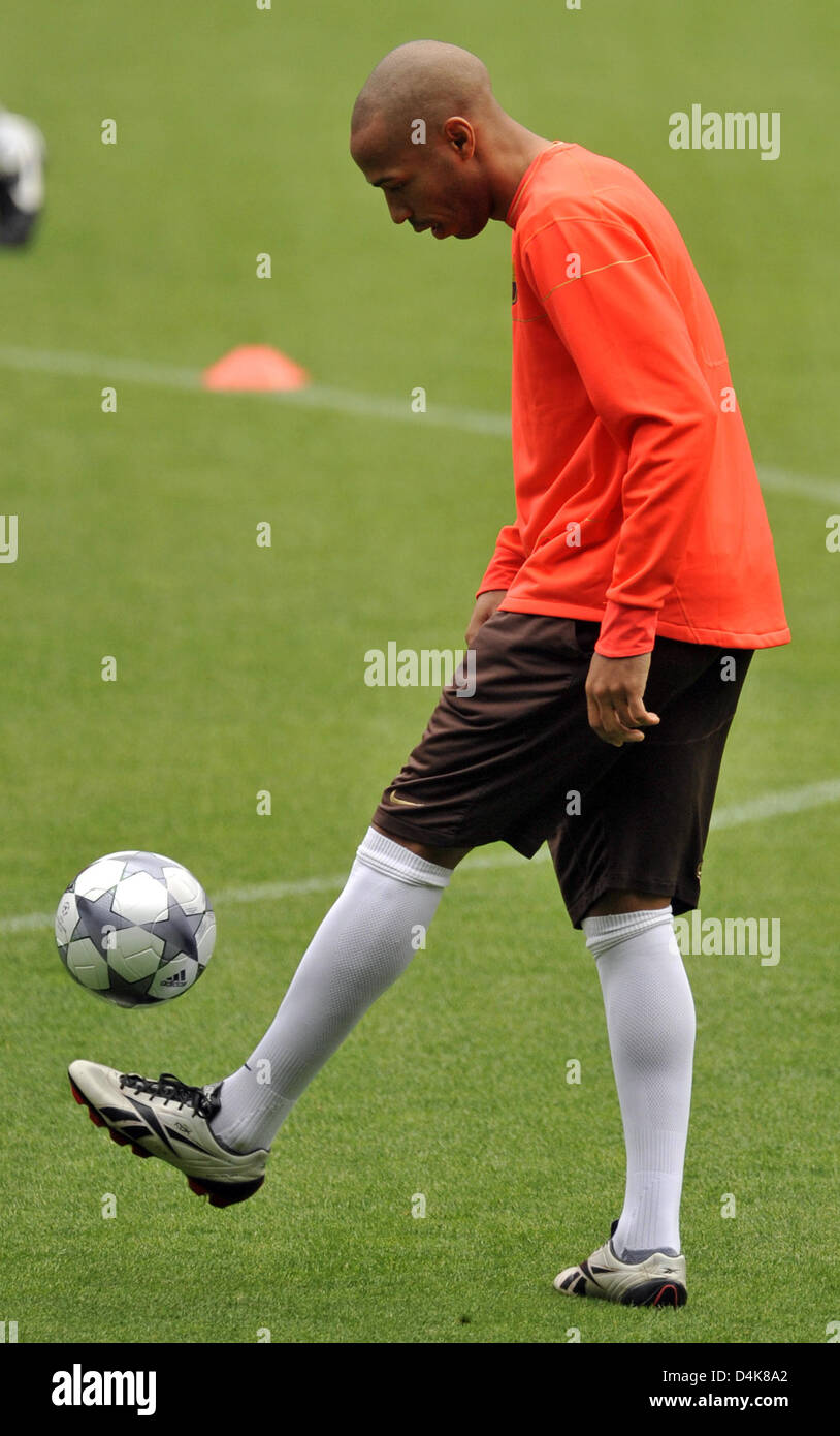 Spanische Primera Division-Club FC Barcelona? s Thierry Henry jongliert den Ball während der Club? s Training im Camp Nuo-Stadion von Barcelona, 7. April 2009. Barcelona erhält deutschen Bundesligisten FC Bayern München für das Hinspiel der UEFA Championsleague-Viertelfinale am 08 April. Foto: Andreas Gebert Stockfoto