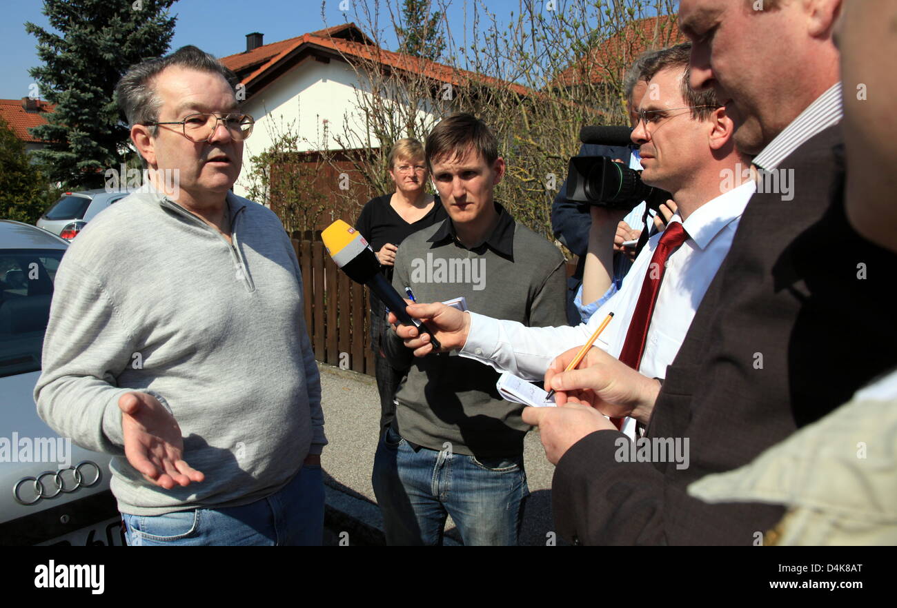 Der Schwager der mutmaßliche Schütze im Gerichtsgebäude Landshut gibt ein Interview in Dingolfing, Deutschland, 7. April 2009. Nach Angaben der Polizei starben zwei Personen in einem Gunshooting bei Landshut? s Amtsgericht. Auf dem Hintergrund einer Vererbung Schlacht feuerte a 60-Year-Old mehrere Schüsse in einem Gerichtssaal um 10:15 verletzt zwei Personen töten seiner 48 Jahre alte Schwester Stockfoto