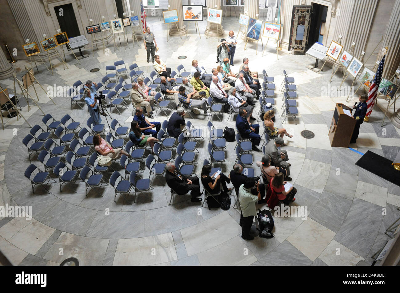 Der 220. Geburtstag von Alexander Hamilton, einem Gründervater der Vereinigten Staaten, fand in der Federal Hall in New York City statt. Hauptmann Linda Fagan, Kapitän des Hafens von New York, nahm an der Veranstaltung Teil, um Hamiltons Beiträge zur US-Geschichte und zur Gründung des Landes zu ehren. Stockfoto
