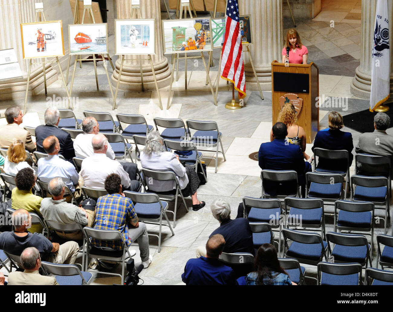Die Feier zum 220. Geburtstag von Alexander Hamilton in der Federal Hall in New York City zeigte ein Kunstprogramm, das das Erbe von Hamiltons Beiträgen hervorhob. Die Veranstaltung würdigte auch die Geschichte der US-Küstenwache und ihre Beziehungen zum amerikanischen Erbe. Stockfoto