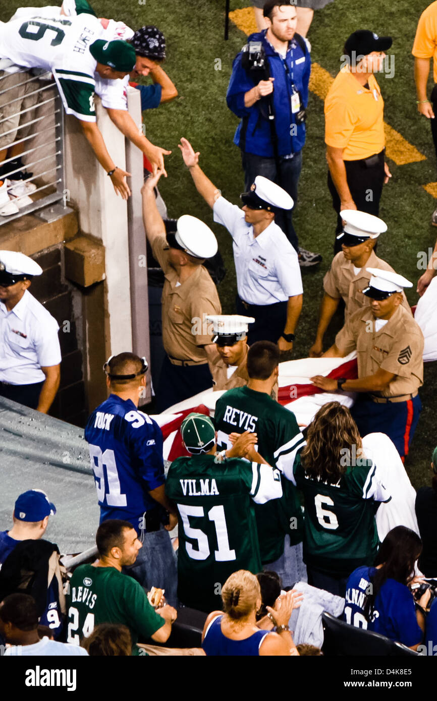 Die Zeremonie vor dem Spiel in New York feierte den Beginn eines großen Sportereignisses mit patriotischen Darstellungen und zu Ehren der US-Soldaten. Die Veranstaltung fand in New York City statt, um das Publikum mit seiner feierlichen Atmosphäre zu begeistern. Stockfoto