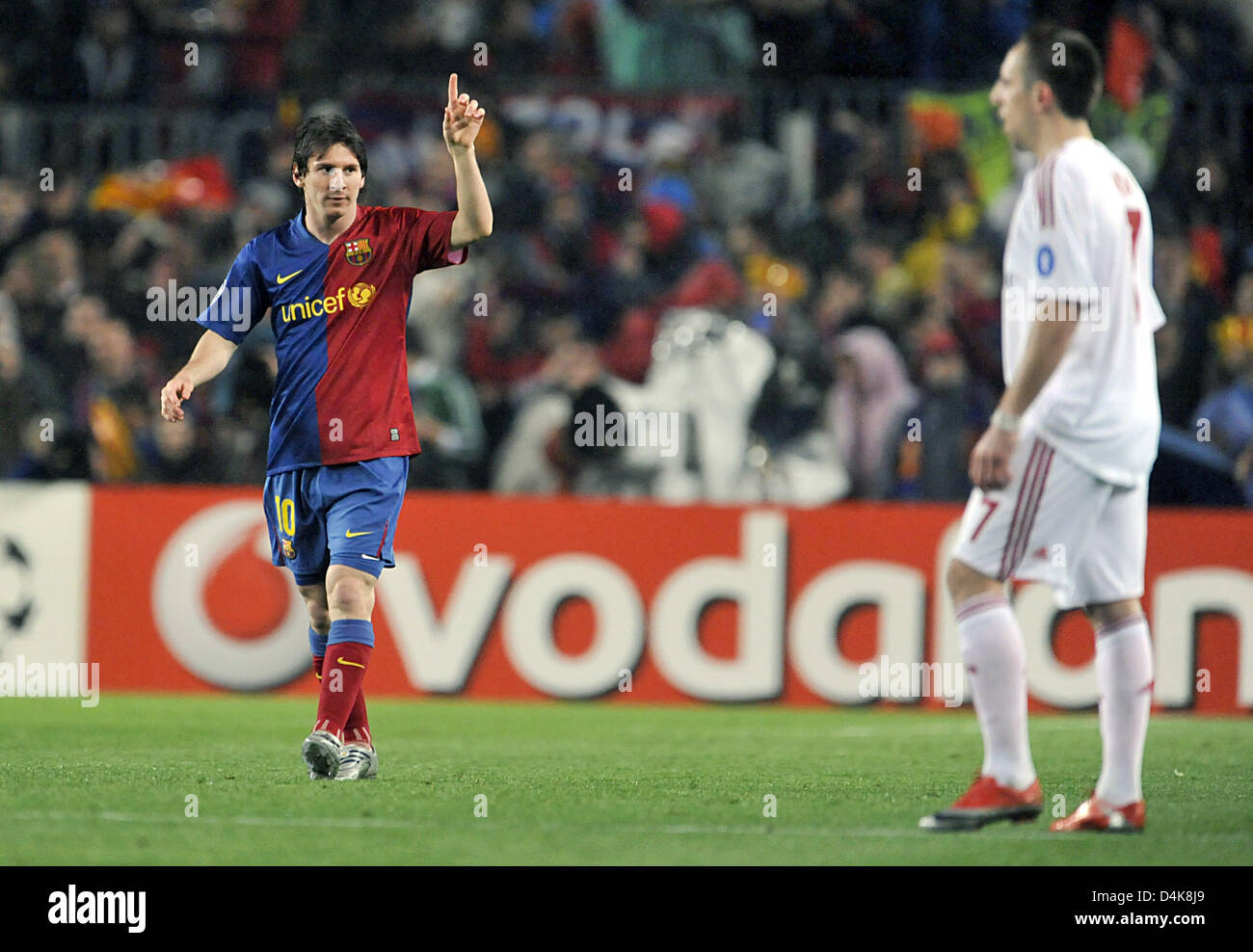 Barcelona? s Lionel Messi (L) jubelt nach seinem Tor zum 1: 0 beim FC Bayern München? s Franck Ribery sieht im Hinspiel Champions League Viertel Finale Spiel Barcelona gegen Bayern München im Camp Nou in Barcelona, Spanien, 8. April 2009. Barcelona besiegte Bayern München 4-0. Foto: Andreas Gebert Stockfoto