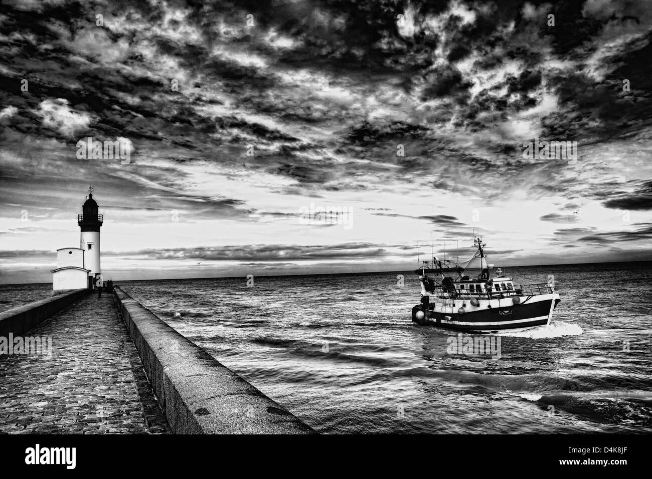 Schiff von Stein Pier am Strand Stockfoto