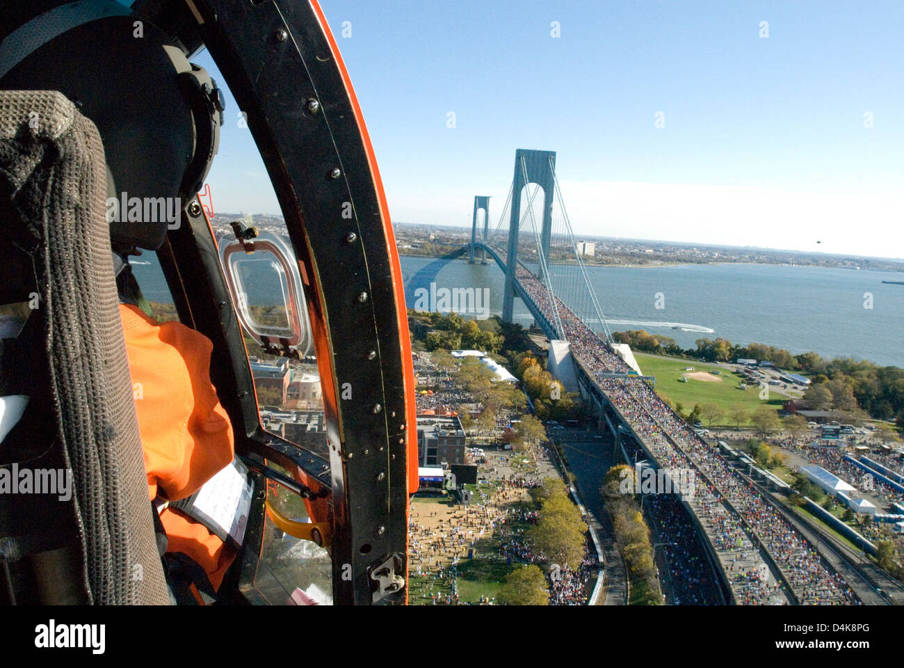Der New York City Marathon, einer der größten Marathons der Welt, erstreckt sich über alle fünf Stadtteile der Stadt. Das Rennen beginnt in Staten Island, wo die Läufer die Verrazano-Narrows Bridge überqueren. Stockfoto