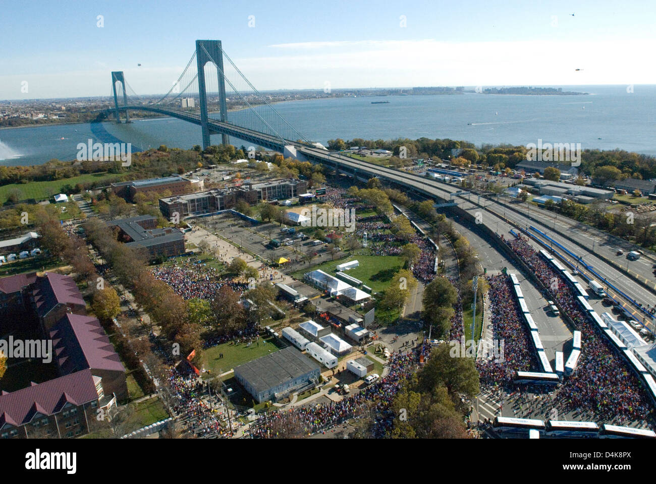 Der New York City Marathon ist ein jährlich stattfindendes Ereignis, das alle fünf Stadtteile umspannt. Das Rennen beginnt in Staten Island und überquert die Verrazano-Narrows Bridge. Dieser legendäre Marathon zieht Tausende von Läufern aus der ganzen Welt an. Stockfoto