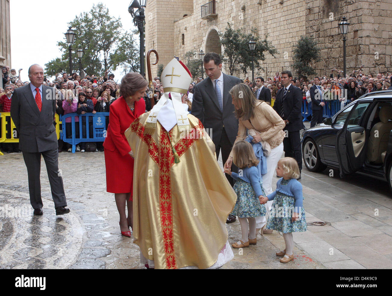 Spanische König Juan Carlos (L-R), Königin Sofia, Kronprinz Felipe, Kronprinzessin Letizia und ihre Töchter Sofia (R) und Leonor sprechen Sie mit einem Kleriker (C) vor dem traditionellen Ostersonntag Gottesdienst in der Kathedrale von Palma De Mallorca, Mallorca, Spanien, 12. April 2009. Foto: Albert Nieboer (Niederlande) Stockfoto