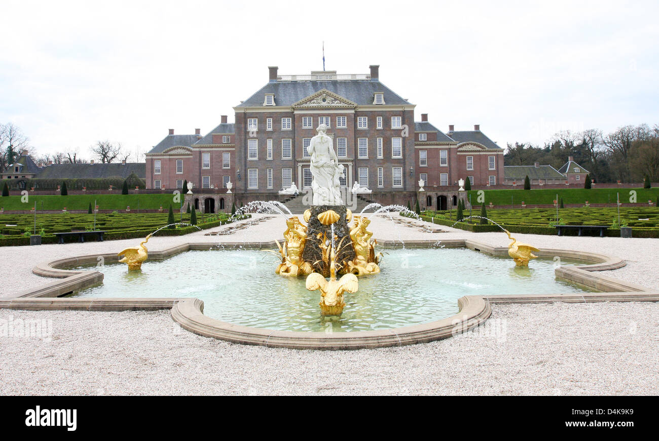 Außenansicht auf Schloss Het Oude Loo in Apeldoorn, Niederlande, 10. April 2009. Königin Beatrix und die königliche Familie feiern Königinnentag in den Palast, der mehr als 300 Jahre alt ist. Bekannt als der Palast der Königin Wilhelmina (Königin von 1898 bis 1948), ist es ein Museum seit 1984. Foto: Patrick van Katwijk Stockfoto
