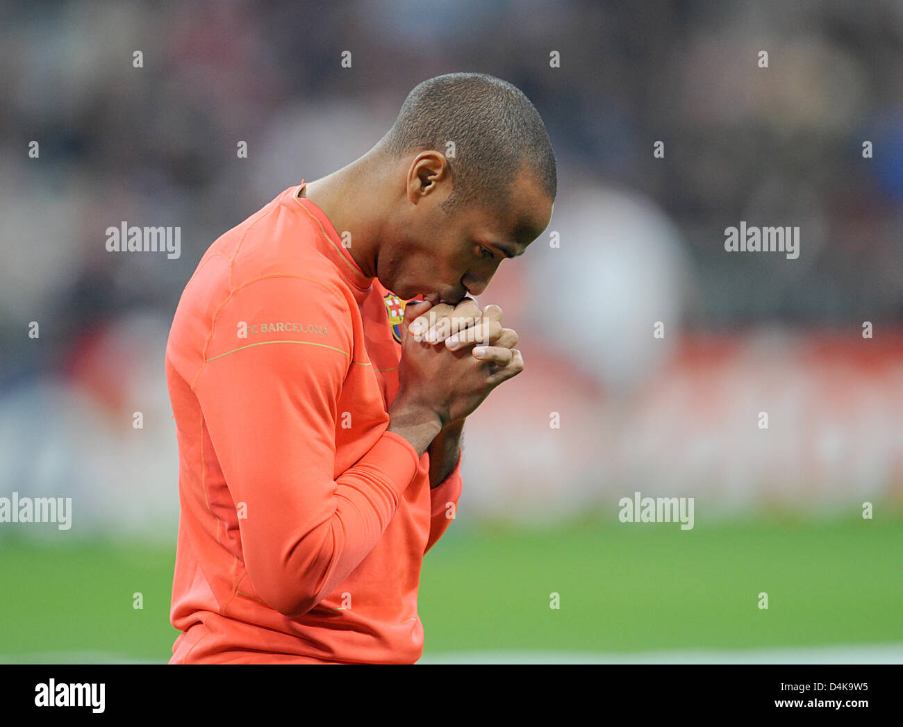 Barcelona? s Thierry Henry betet vor dem Rückspiel der Champions League Viertel Finale FC Bayern München Vs FC Barcelona bei? Allianz Arena? in München, 14. April 2009. Das Spiel endete mit einem 1: 1-Unentschieden. Foto: Tobias Hase Stockfoto