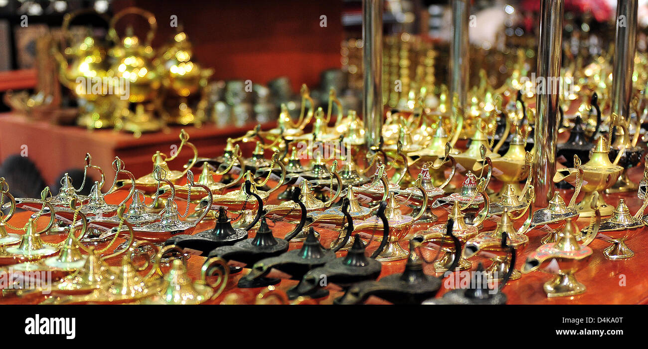Kleine Öllampen, wie in der Volkssage Sammlung? 1001 Nacht?, 9. Januar 2009 in einem Souvenirladen in Dubai, Vereinigte Arabische Emirate, abgebildet sind. Foto: Stefan Puchner Stockfoto