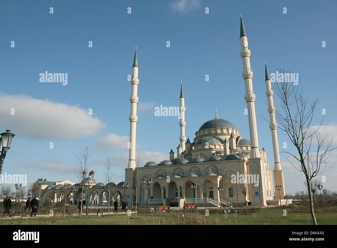 (Dpa-Datei) Ein Datei-Bild vom 17. Dezember 2008 fängt die neue Moschee in der Innenstadt von Grosny, Tschetschenien. Nach mehr als zehn Jahren hat Russland den anti-Terror-Status des ehemaligen Bereichs Tschetschenien aufgehoben. Russische Nachrichtenagentur Interfax zitiert tschetschenischen Präsidenten Ramzan Kadyrov am 16. April 2009, die eine deprimierende Kapitel der russischen Teilrepublik Tschetschenien beendet wurde. Das Ende der Stockfoto