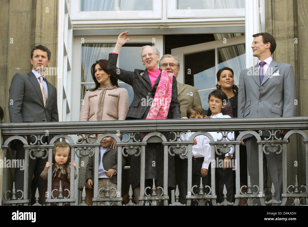 Die dänische Königsfamilie (L-R) Kronprinz Frederik von Dänemark, Prinzessin Isabella, Prinz Felix Princess Mary von Dänemark, Königin Margarethe II. von Dänemark, der Prinzgemahl Henrik, Prinz Nikolai, Prinz Christian, Prinzessin Marie und Prinz Joachim von Dänemark besucht die Feier zum 69. Geburtstag von Königin Margrethe II. von Dänemark auf dem Balkon von Schloss Amalienborg in Copenh Stockfoto