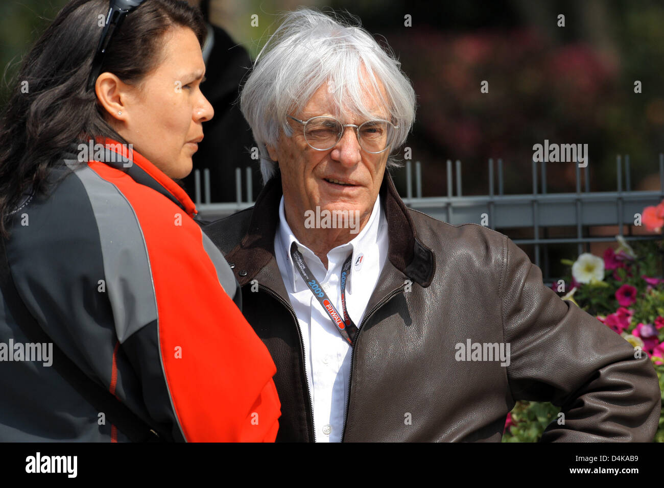 Bernie Ecclestone (R), Chef-Promoter der Formel1, grinst neben eine unbekannte Frau im Fahrerlager vor dem ersten Training am Shanghai International Circuit in der Nähe von Shanghai, China, 17. April 2009. Grand Prix von China stattfinden am 19. April 2009 in Shanghai. Foto: JENS Büttner Stockfoto