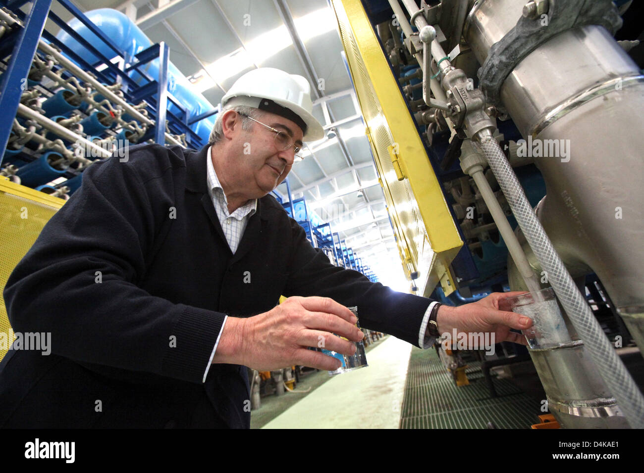 Jose Alonso Cozar, Leiter der Entsalzungsanlage Desaladora de Carboneras, füllt ein Glas mit entsalztem Wasser aus dem Mittelmeer in Carboneras, Spanien, 31. März 2009. Die Pflanze kann Trinkwasser für 500.000 Menschen, es läuft im Moment auf 25 Prozent seiner Kapazität. Foto: Bodo Marks Stockfoto