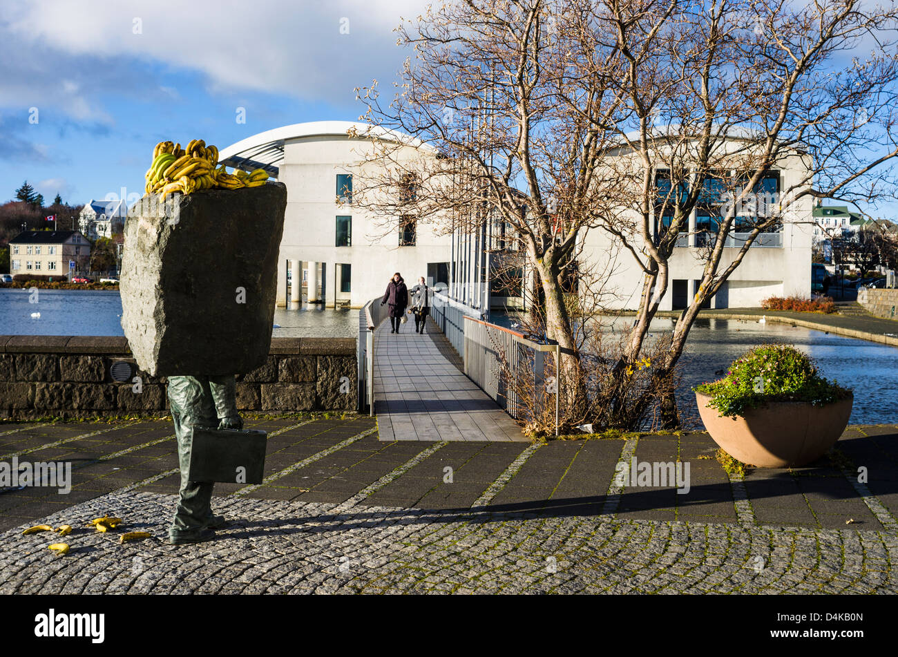 Eine Statue von Magnús Tómasson vom Rathaus von Reykjavik gelegen, mit seinem Kopf bedeckt, aus unerfindlichen Gründen mit Bananen Stockfoto