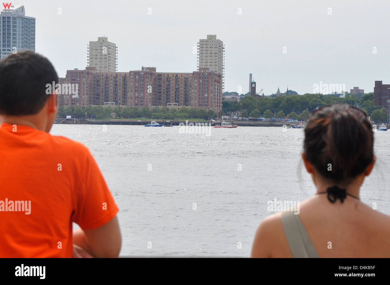 Bei der Hudson River Collision kam es zu einem Flugzeugabsturz in New York City, bei dem ein Flugzeug über dem Hudson River kollidierte. Dieser Vorfall führte zu erheblichen Notfallmaßnahmen, die die Bedenken der Stadt im Luftverkehr und die Sicherheitsmaßnahmen deutlich machten. Stockfoto