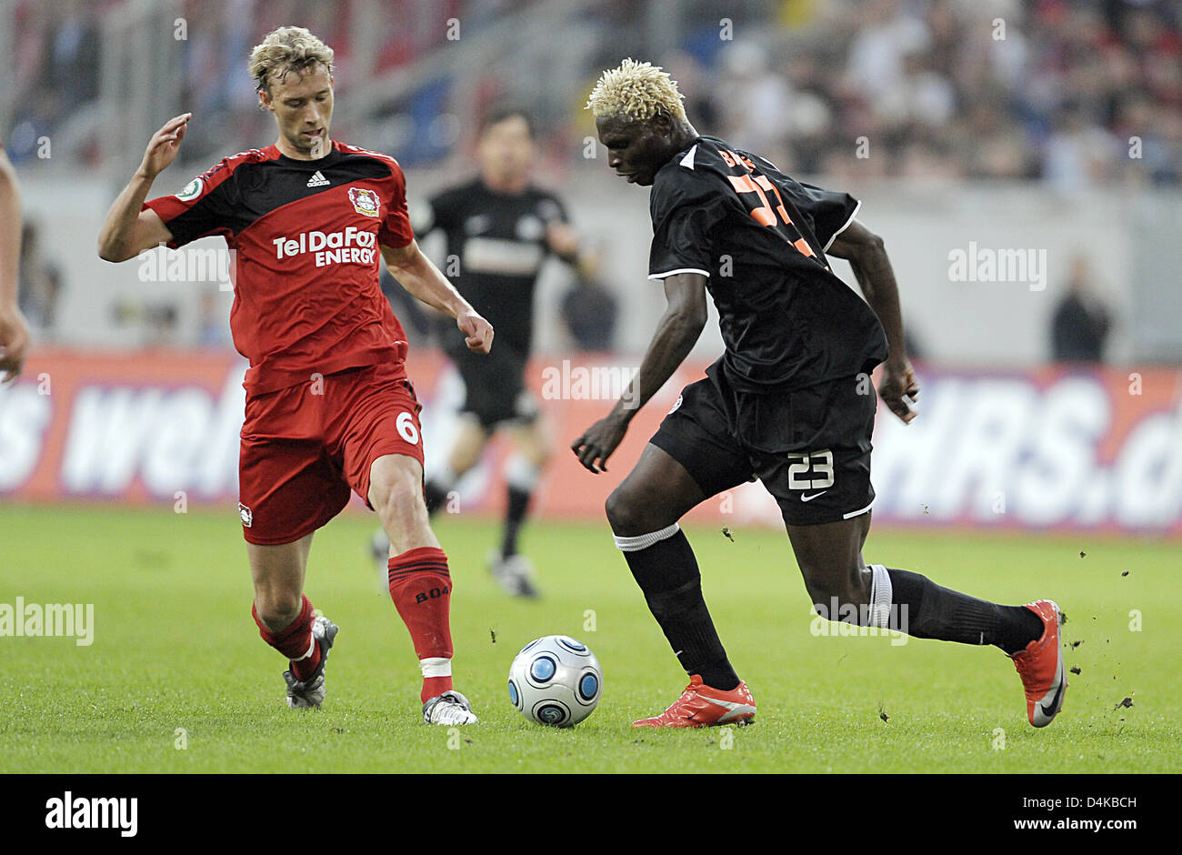 Leverkusen? s Simon Rolfes (L) um den Ball mit Mainz kämpft? Aristide Bance während der DFB-Pokal (deutsche Football Association Cup) Halbfinale Bayer 04 Leverkusen Vs FSV Mainz 05 im Stadium der LTU Arena in Düsseldorf, Deutschland, 21. April 2009. Leverkusen besiegt Mainz 4: 1 nach Verlängerung. Foto: Achim Scheidemann Stockfoto