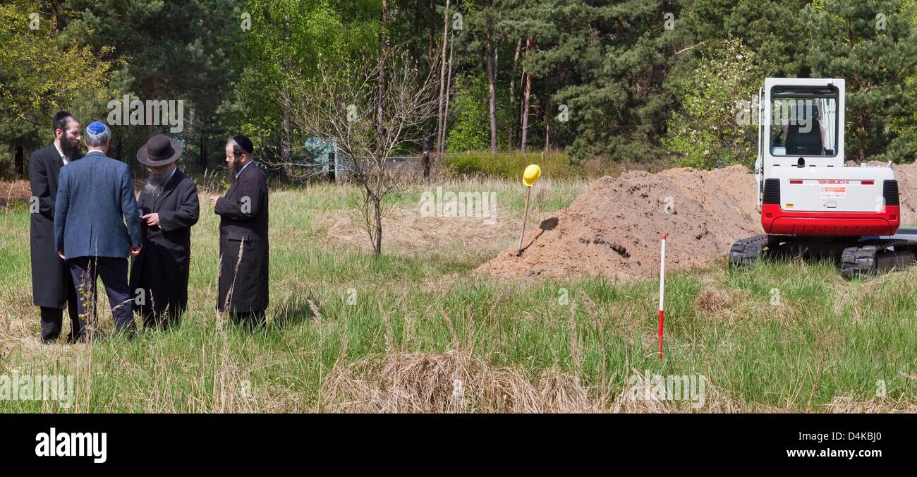 Drei Rabbiner des Vereins internationale Beerdigung? Atra Kadisha? stehen Sie auf einem Feld in lernen, Deutschland, 22. April 2009. Angenommen größte Massengrab der jüdische NS-Opfer in Deutschland außerhalb der Konzentrationslager mit sterblichen Überresten von 753 Männer und Frauen, die am 2. Februar 1945 von der SS getötet wurden, wird unter dem Feld vermutet. Foto: PATRICK PLEUL Stockfoto