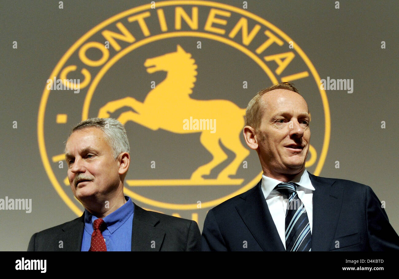 Der Vorsitzende des Aufsichtsrats der Continental AG, Rolf Koerfer (L) und CEO Karl-Thomas Neumann (R) stehen im Vordergrund des Firmenlogos zu Beginn der Hauptversammlung in Hannover? s Congress Centrum, Deutschland, 23. April 2009. Das Treffen wird von massiven Protesten der Beschäftigten gegen geplante Stellenstreichungen begleitet. Gewerkschaft IG BCE erwartet 2.500 bis 3.000 Arbeitnehmern aus Fre Stockfoto