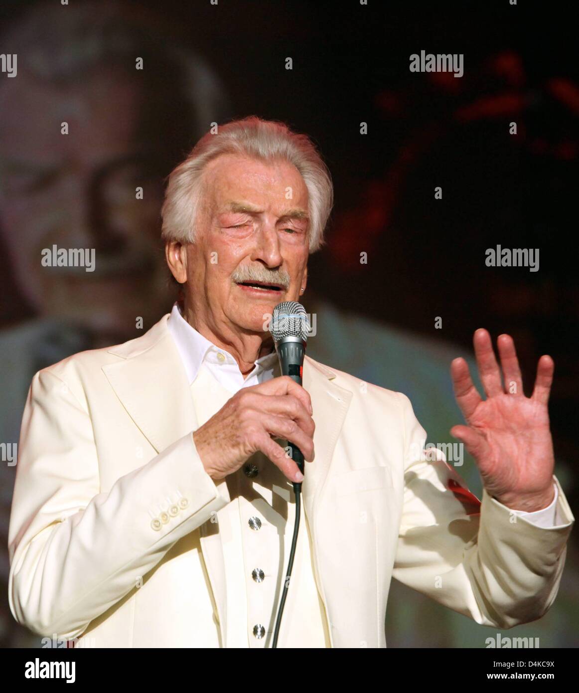 Deutschen Bandleader Hans James Last führt in Bayreuth, Deutschland, 23. April 2009. Schließlich feiert seinen 80. Geburtstag mit einer Tour von 23 Shows in Deutschland, die Niederlande, Schweiz, Belgien und Frankreich unter dem Motto? In 80 Jahren rund um den Globus?. Foto: Marcus Führer Stockfoto