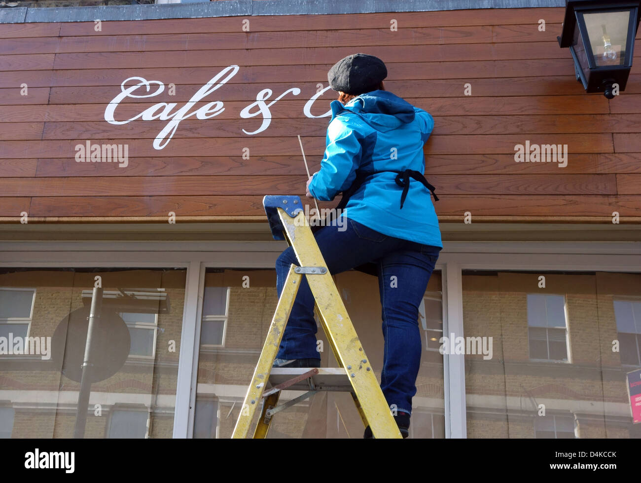 Zeichen Schriftsteller arbeitet an neuen Café Eröffnung in Islington, London Stockfoto